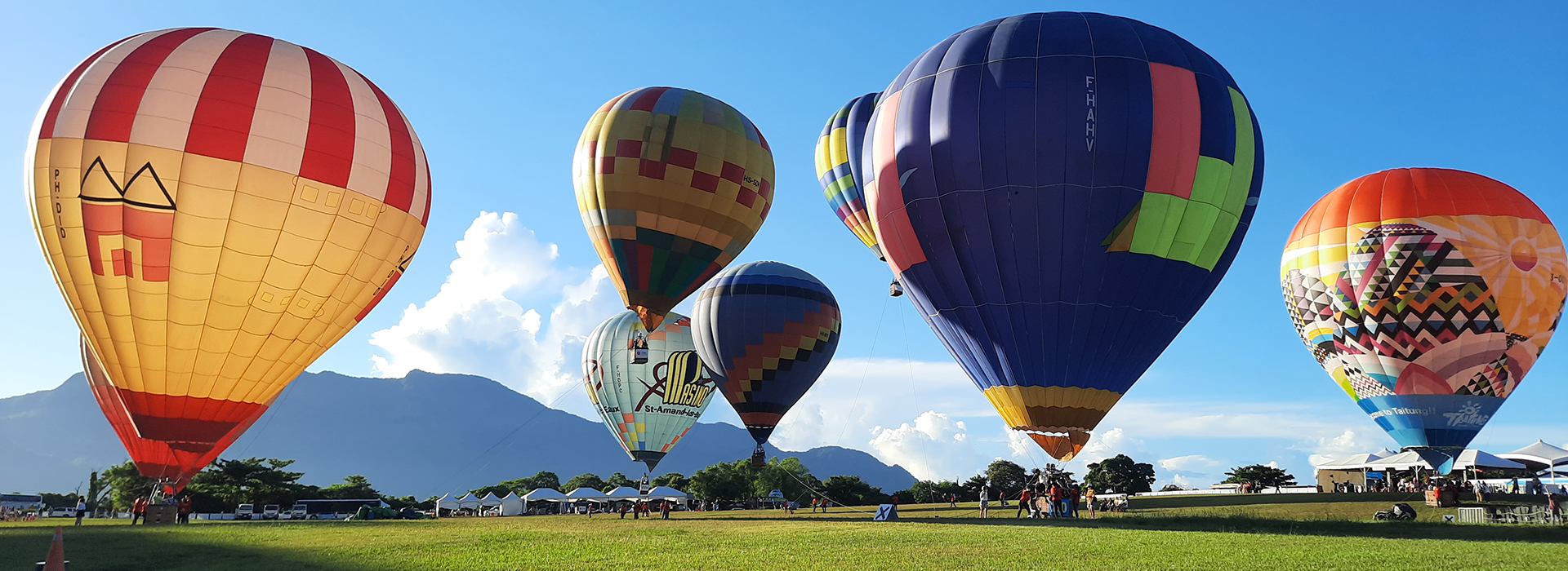鹿野地區熱氣球嘉年華風景照,有數個熱氣球準備昇空